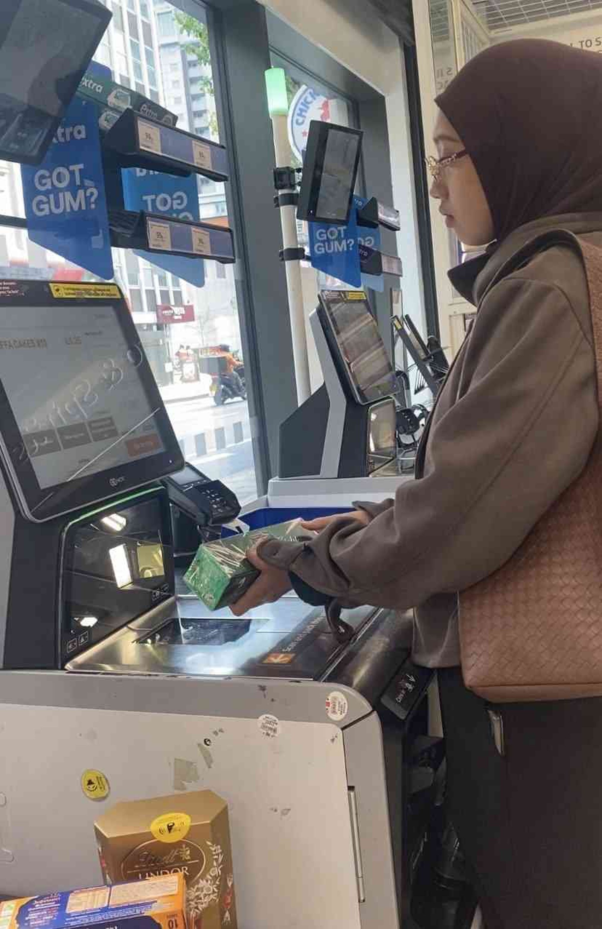 Saat belanja di toko London. (Dokumentasi Pribadi/Sri RD)