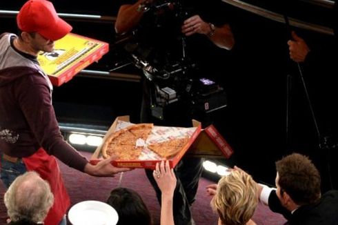 Bagi-bagi Pizza Warnai Oscar 2014
