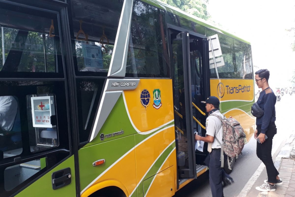 Warga Bekasi terlihat akan menaiki bus Transpatriot yang baru beroperasi hari ini, Senin (26/11/2018).