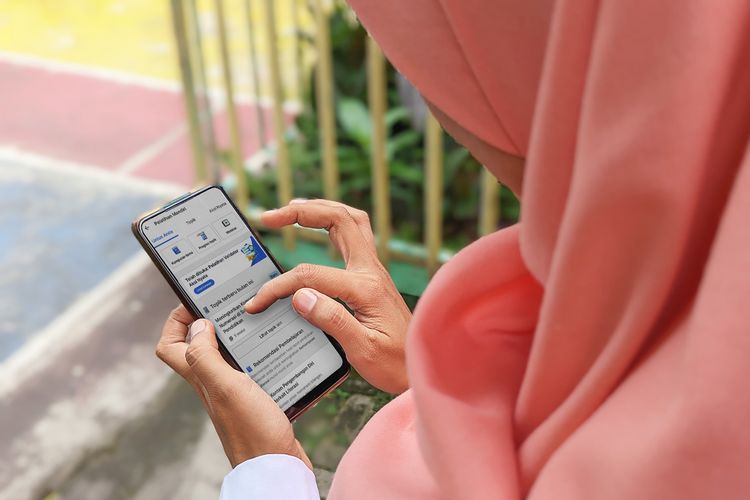 Kemendikbudristek meluncurkan berbagai layanan digital, meliputi Platform Merdeka Mengajar (PMM), Rapor Pendidikan, Sistem Informasi Pengadaan di Sekolah (SIPLah), dan Aplikasi Rencana Kegiatan dan Anggaran Sekolah (ARKAS).
