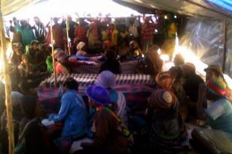 4 Jenasah Korban Penembakan Disemayamkan di tenda di Lapangan Karel Gobai, Enarotali, Kabupaten Paniai.