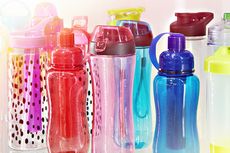 Cara Menghilangkan Bau Sabun Cuci Piring dari Botol Minum Plastik
