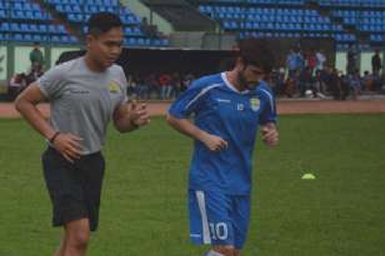 Gelandang Persib Bandung Robertino Pugliara saat menjalani latihan terpisah di Stadion Siliwangi, Jalan Lombok, Kota Bandung, Selasa (7/6/2016).