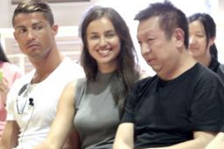  Cristiano Ronaldo, mantan cewek  Irina Shayk dan  Peter Lim di  Crest Secondary School, Singapura, Rabu , 3 Juli 2013 