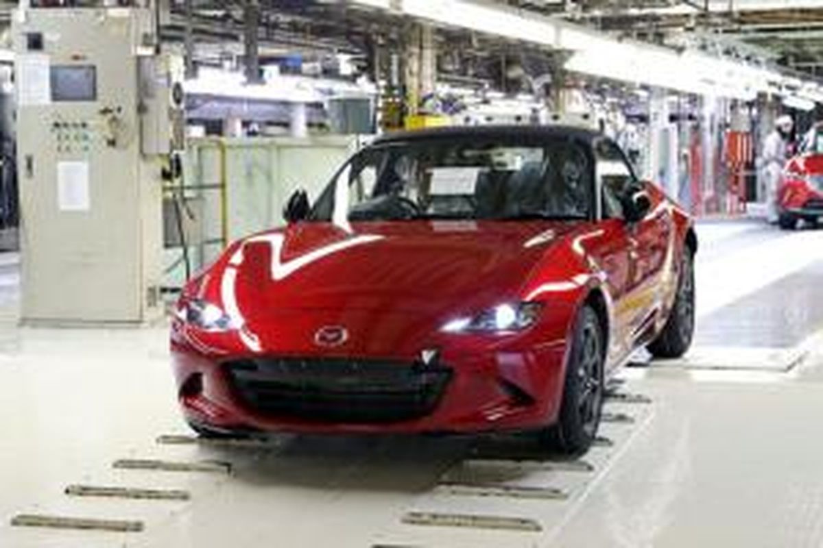 Unit perdana Mazda MX-5 keluar jalur produksi di pabrik Ujina di Hiroshima, Jepang, Kamis (5/3/2015). 