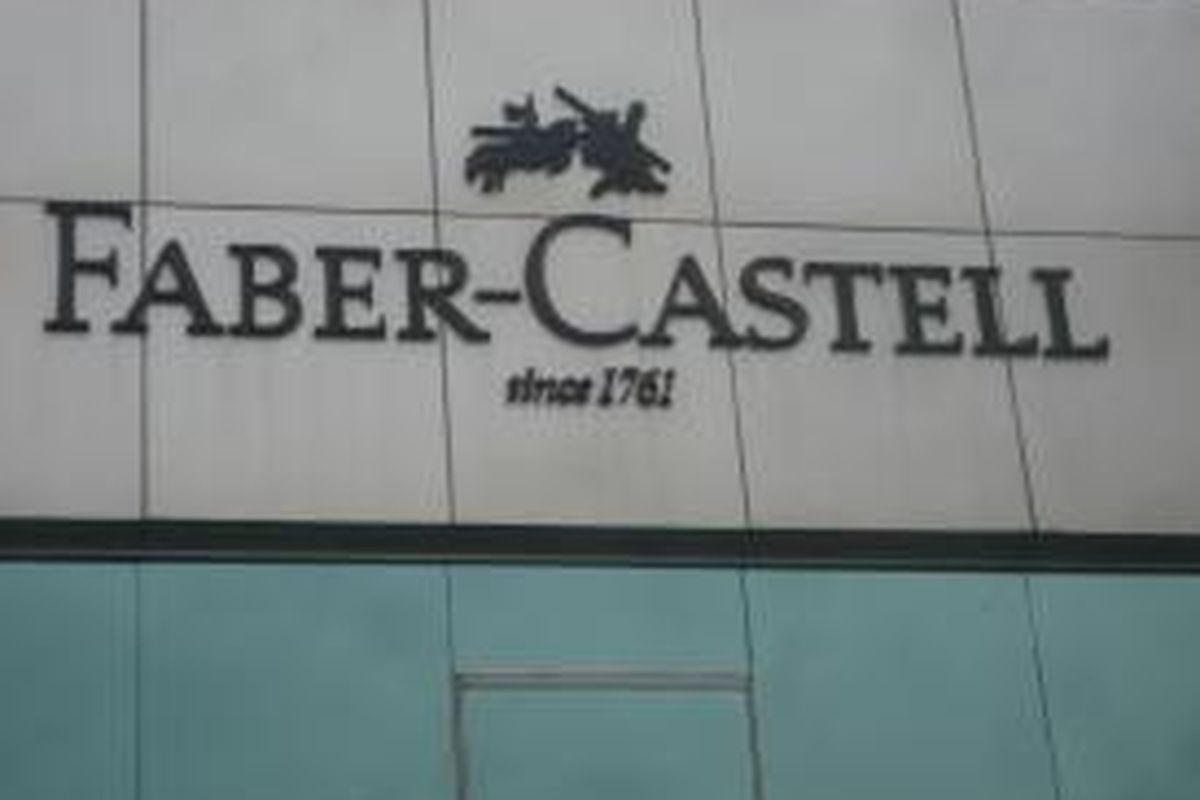 Logo Faber-Castell. Perusahaan yang didirikan oleh Kaspar Faber (1730-1784) awalnya memproduksi pensil di Stein, dekat Nuremberg, kini Jerman. Di Indonesia, Faber Castell masuk pada sekitar 1990-an dengan mendirikan pabrik pensil PT. AW Faber-Castell Indonesia. Nama AW diambil dari nama generasi kedua Anton Wilhelm Faber (1758-1810).
