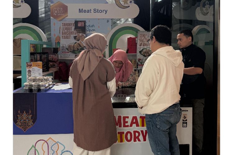 Pengunjung melihat produk olahan daging beku dari UMKM binaan Pertamina, Meat Story, dalam ajang SMEXPO Ramadan 2026 di Grha Pertamina, Jakarta