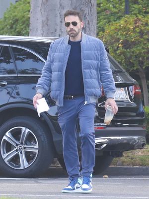 Gaya Ben Affleck dengan Sneaker