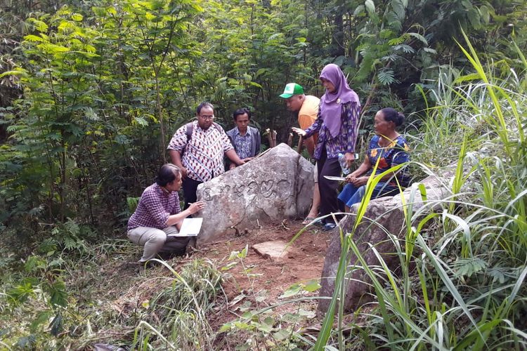 TACB dan perangkat Desa Tajuk mengecek dugaan Prasasti Watu Lawang