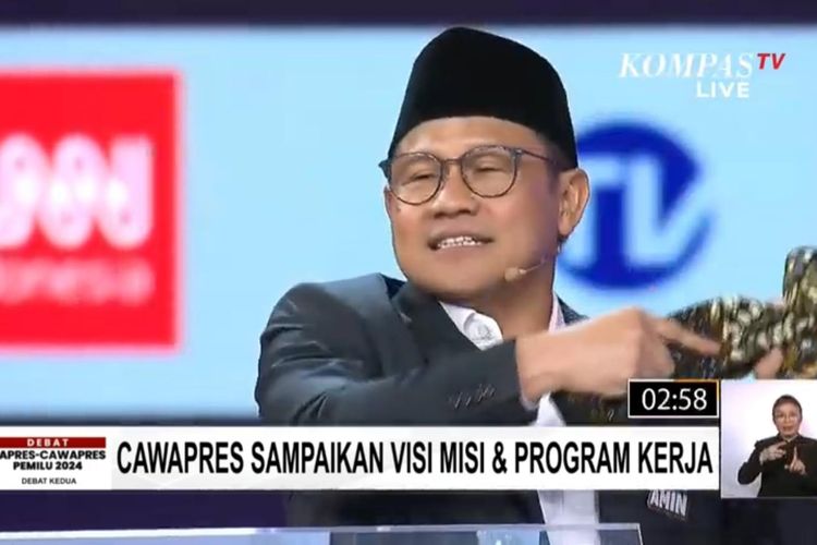 Cawapres nomor urut 1 Muhaimin Iskandar (Cak Imin) slepet sarung di debat cawapres, JCC, Jakarta, Jumat (22/12/2023). 