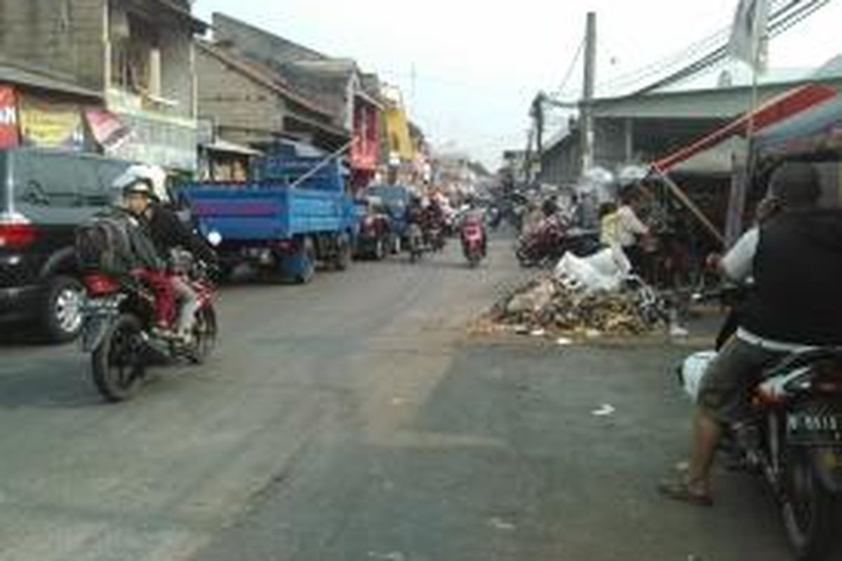 Jalan depan Stasiun Citayam, Depok