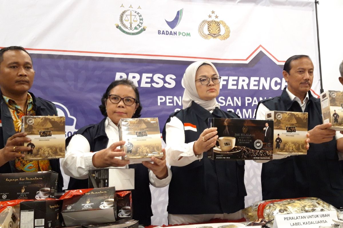 BPOM sita 190 ribu sachet kopi Pak Belalang asal Malaysia, di Kantor BPOM, Jakarta Pusat, Senin (20/5/2019)