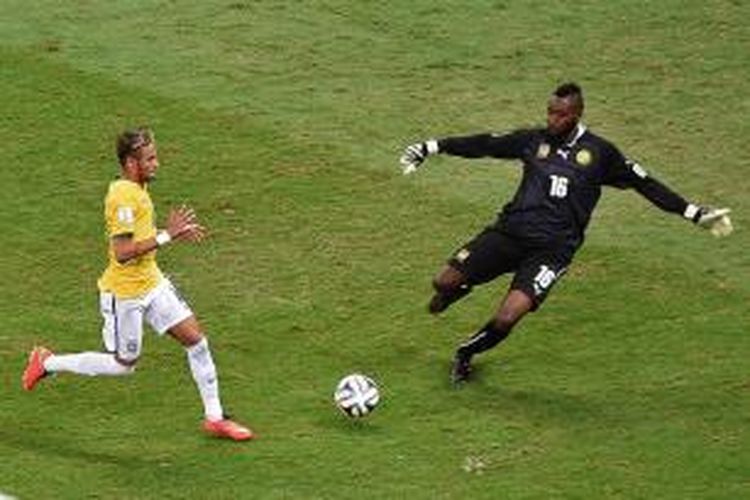 Penyerang Brasil, Neymar (kiri), berebut bola dengan kiper Kamerun, Charles Itandje, pada pertandingan terakhir Grup A Piala Dunia, di Estadio Nacional, Brasilia, 23 Juni 2014.