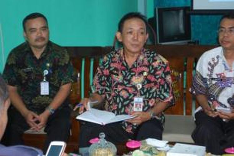 Dinas Pendidikan Kabupaten Kendal Jawa Tengah memberlakukan jam malam pada siswa SMA sederajat yang ikut ujian nasional (UN).