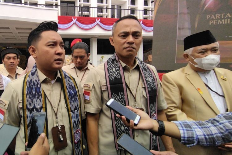 Ketua Majelia Permusyawaratan Partai (MPP Pelita, Ketua Umum Pelita Beni Pramula, dan Sekretaris Jenderal Pelita Tantan Taufik Lubis di KPU, Jakarta, Sabtu (13/8/2022).