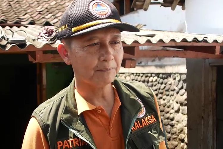 Kepala BPBD Lumajang Patria Dwi Hastiadi saat memantau proses pembersihan sisa-sisa banjir, Sabtu (20/4/2024)