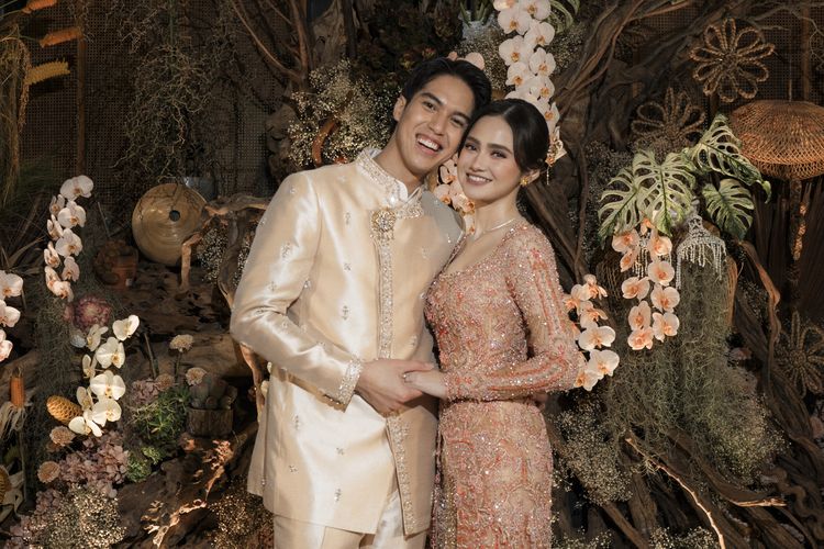 Momen pertunangan El Rumi dan Syifa Hadju