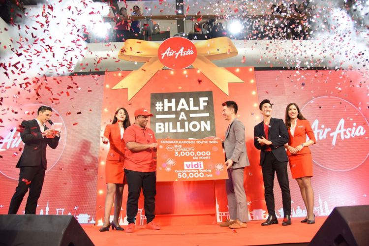 CEO AirAsia Group Tony Fernandes memberikan hadiah terbang gratis seumur hidup kepada dokter asal Thailand, Panut Oprasertsawat, selaku penumpang ke-500 juta selama 16 tahun maskapai tersebut beroperasi. Hadiah diberikan dalam acara yang digelar di Bangkok, Thailand, Selasa (15/5/2018).