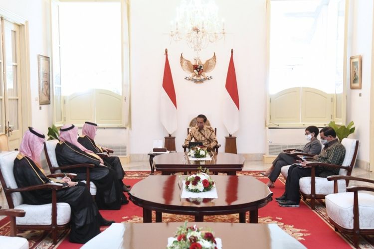 Presiden Joko Widodo saat menerima kunjungan kehormatan Menteri Luar Negeri (Menlu) Kerajaan Arab Saudi, Pangeran Faisal Bin Farhan Al Saud, di Istana Merdeka, Jakarta, Selasa (7/6/2022).