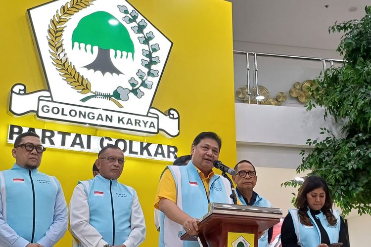 Ketua Umum (Ketum) Partai Golkar Airlangga Hartarto di Lobi DPP Partai Golkar, Jakarta, Rabu (17/1/2024).