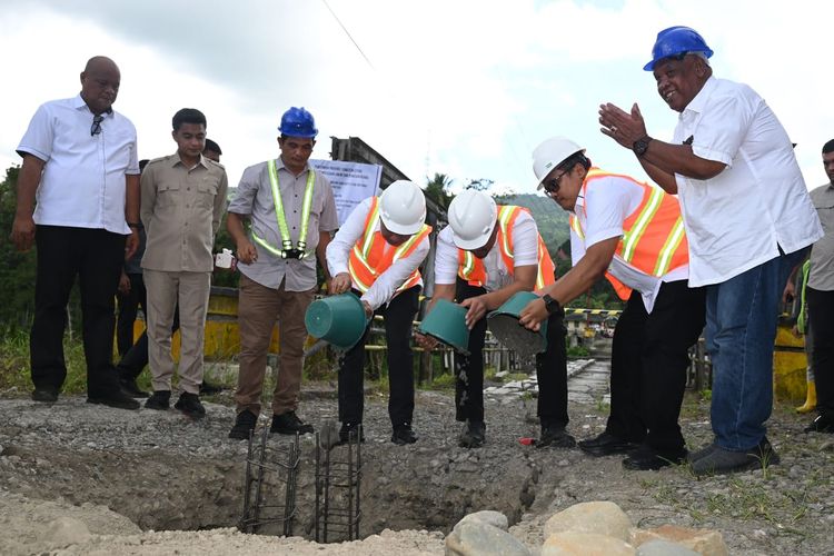 Gubernur Sumatera Utara Bobby Nasution melakukan Ground Breaking pembangunan jembatan Idano Noyo di Desa Tuwuna Kecamatan Manrehe Kabupaten Nias Barat,  Jumat (13/6/2025). Ini merupakan pembangunan fisik perdana pada kepemimpinan Gubernur Bobby Nasution dan Wakil Gubernur Surya. 