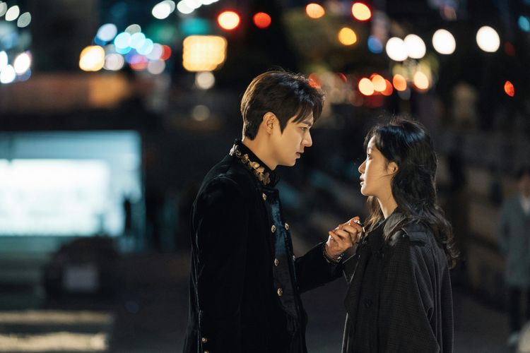 Lee Min Ho dan Kim Go Eun dalam adegan di drama Korea, The King: Eternal Monarch