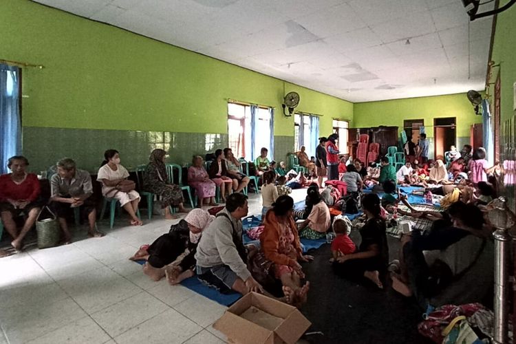 Ratusan warga mengungsi di posko pengungsian Balai Kelurahan Sutojayan, Kecamatan Sutojayan, Kabupaten Blitar, Senin (17/10/2022)