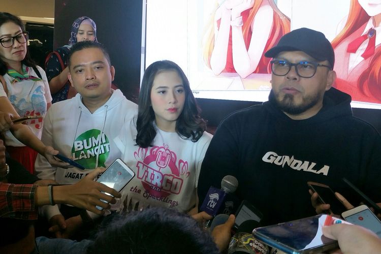 Sutradara Joko Anwar bersama Adhisty Zara dan produser Bismarka Kurniawan dalam jumpa pers di FX Sudirman, Jakarta Pusat, Sabtu (7/9/2019).