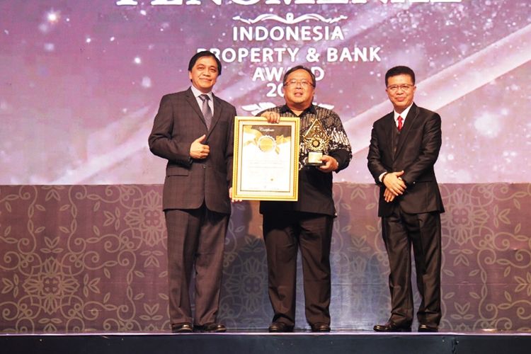 Menteri Perencanaan Pembangunan Nasional, Bambang Brojonegoro; ditemani CEO Jurnalis Grup Majalah Property&Bank, Indra Utama, saat menerima penghargaan Property&Bank Award (IPBA), Kamis (26/9/2019) pekan lalu di Ballroom Intercontinental Hotel, Pondok Indah, Jakarta Selatan.