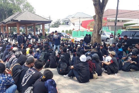 Sejumlah Mahasiswa Bekasi Kenakan Pakaian Serba Hitam Menuju DPR/MPR