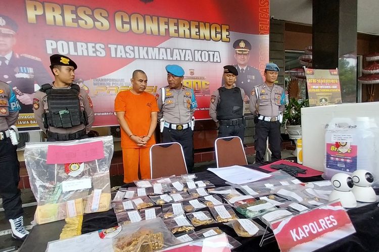 Satreskrim Polresta Tasikmalaya, Jawa Barat, merilis kasus menantu mencuri brankas perhiasan emas senilai Rp 1,5 miliar milik mertuanya sendiri asal Jalan Siliwangi, Kota Tasikmalaya, Kamis (6/7/2023).