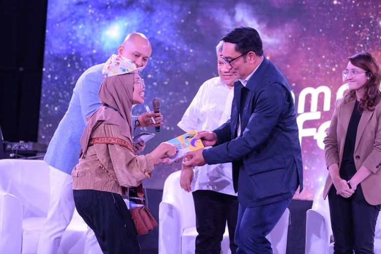 Gubernur Jawa Barat Ridwan Kamil saat menjadi narasumber dalam acara festival kreatif KompasFest Creation 2023 di Dome Area, Senayan Park, Jakarta, Minggu (18/6/2023).