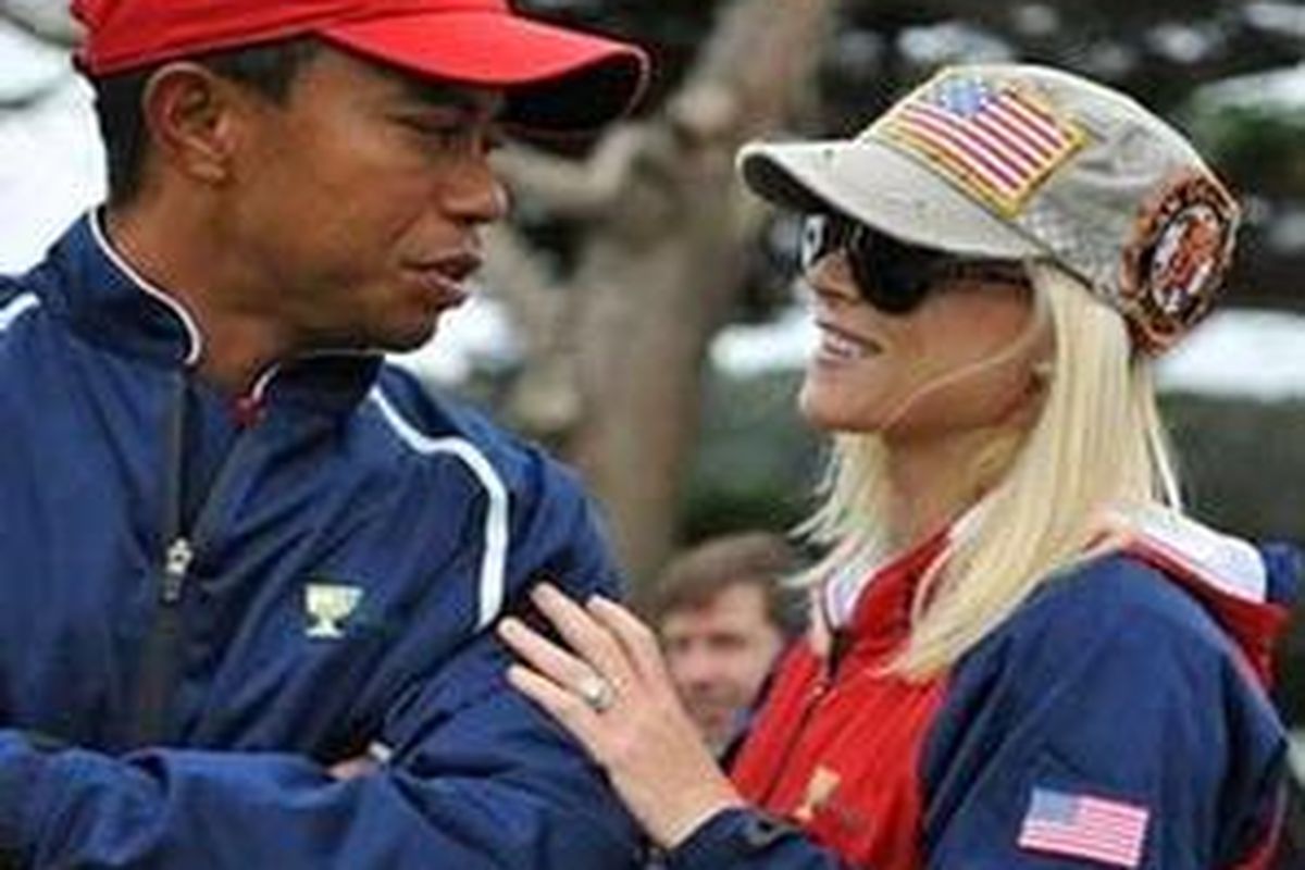 Tiger Woods dan istrinya Elin Nordegren. Pasangan selebriti ini dirundung masalah keluarga menyusul gosip yang memberitakan perselingkuhan Woods