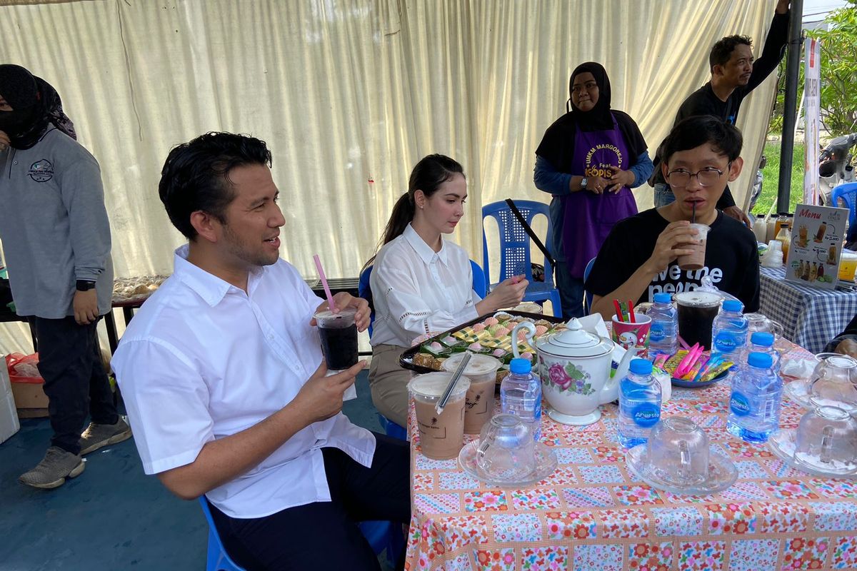 Emil Dardak dan Arumi Bachsin jajan usai nyoblos.