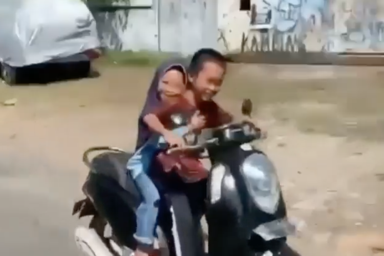 anak kecil berboncengan mengendarai sepeda motor