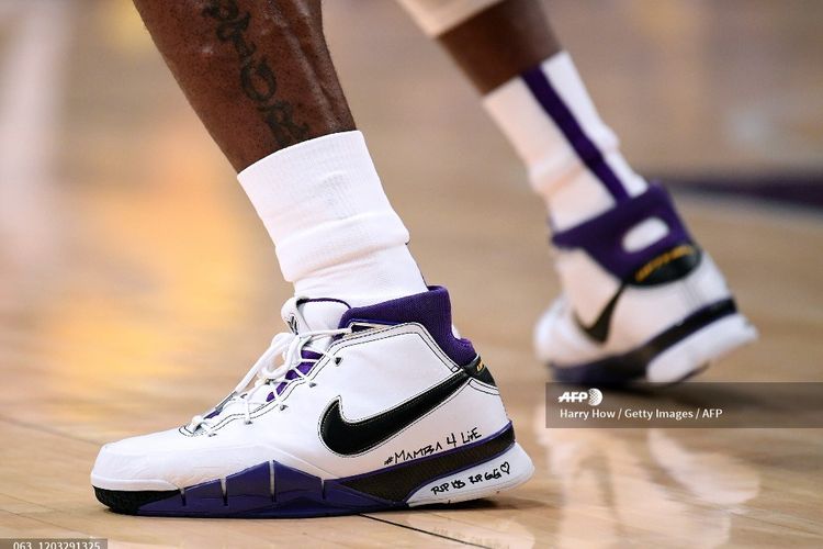 Sepatu yang dipakai pebasket Amerika Serikat, LeBron James, untuk menghormati mendiang Kobe dan Gianna Bryant pada laga kontra Portland Trail Blazers di Staples Center, Los Angeles, California, pada 31 Januari 2020.