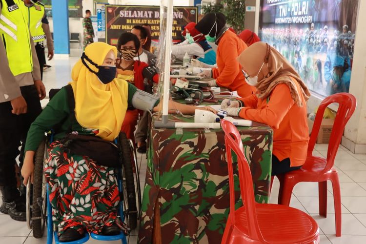 DICEK—Penyandang difabel menjalani pengecekan tensi darah sebelum mendapatkan vaksinasi covid-19 dari Kodim 0728 Wonogiri di Terminal Tipe A Giri Adipura Wonogiri, Jawa Tengah, Jumat (9/7/2021).
