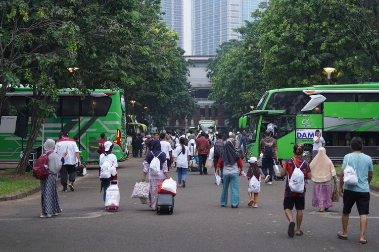 Ilustrasi mudik Lebaran 2025 dengan bus.