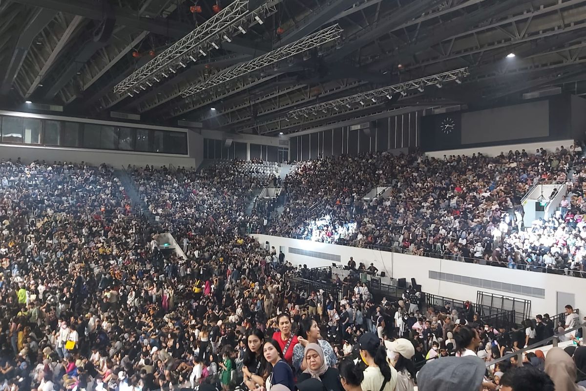 Sejumlah penonton yang hadir di hari kedua Berdendang Bergoyang pada Sabtu (29/10/2022). Mereka terlihat berdesakan saat berada di area Berdendang Stage yang berada di Hall Istora Senayan Jakarta. 