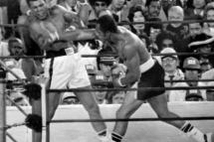 Petinju Amerika Serikat, Ken Norton (kanan), melakukan pukulan ke arah Muhammad Ali, pada pertandingan 15 ronde perebutan gelar kelas berat, di Yankee Stadium, New York, 9 September 1976.