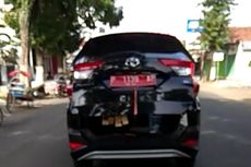 Viral Mobil Dinas Angkut Kayu sampai Pintu Belakang Kebuka, Bahayakan Pengguna Jalan