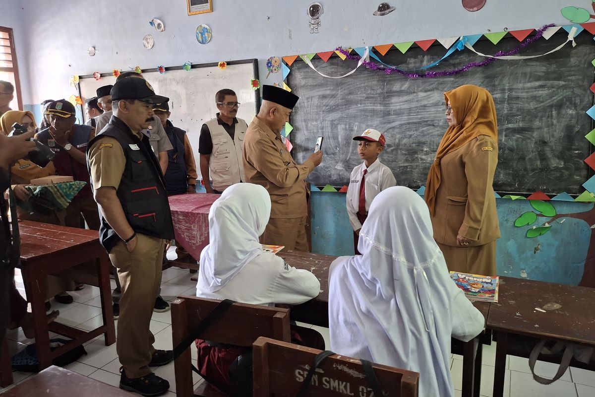 Kepala Dinas Pendidikan Kabupaten Malang, Suwadji mendampingi Bupati Malang, Sanusi meninjau salah satu sekolah rusak di Kecamatan Pagak.