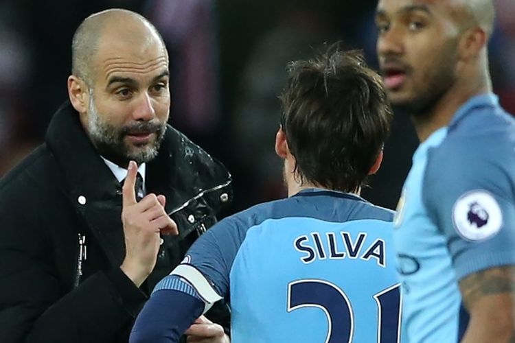 Manajer Manchester City, Josep Guardiola (kiri), tampak berbicara dengan gelandang David Silva, seusai timnya mengalahkan Sunderland 2-0, Minggu (5/3/2017). 