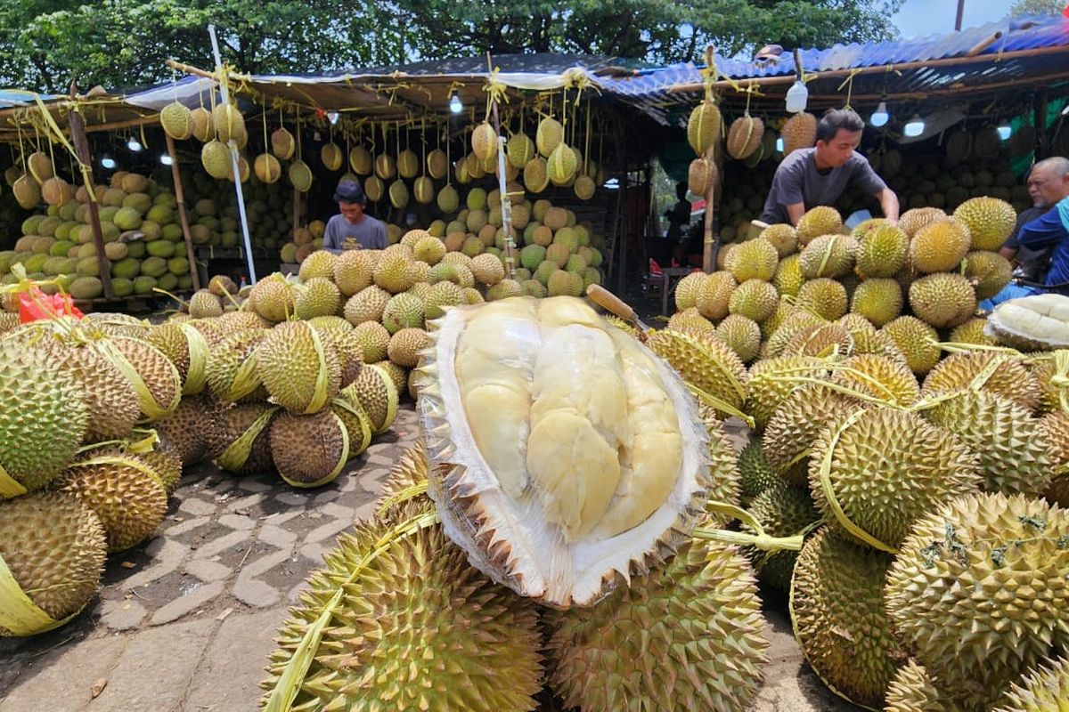 Suasana penjual durian di kawasan pasar Masjid Cheng Ho di Pandaan yang masih tetap berjualan di tengah viral video yang menyudutkan mereka, Minggu (09/02/2025).
