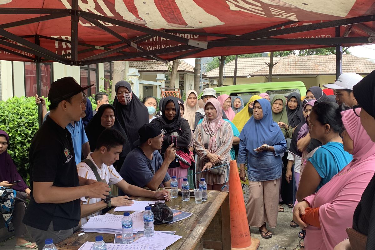 Warga Bekasi yang didominasi ibu-ibu rela berdesak-desakan demi bisa menebus beras murah di Kelurahan Harapan Mulya, Kecamatan Medan Satria, Kota Bekasi, Selasa (20/2/2024).