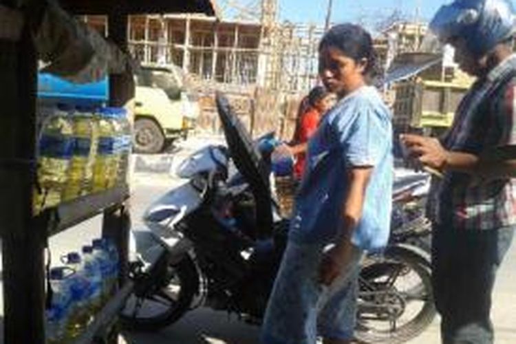 Rosa sementara menjual bensin di depan SPBU di wilayah Radamata, Kecamatan Kota, Sumba Barat Daya. Satu botol dijualnya dengan harga Rp 40.000