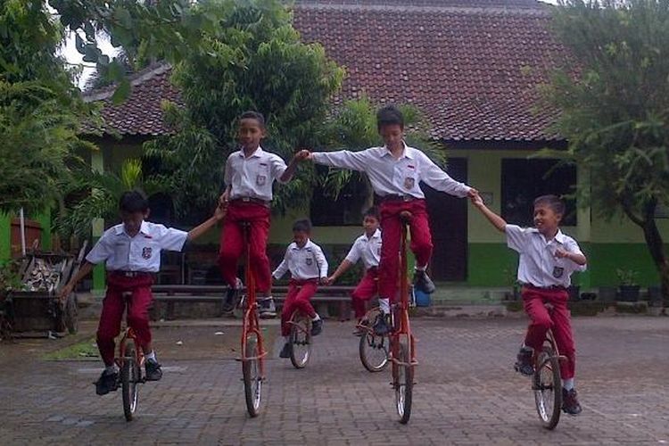 Sejumlah anak-anak SD 01 Ngadirgo asyik bermain menggunakan sepeda roda satu (unicyle), Rabu (14/1/2015). Akitivitas anak menjadi ikon Kecamatan Mijen, Kota Semarang.