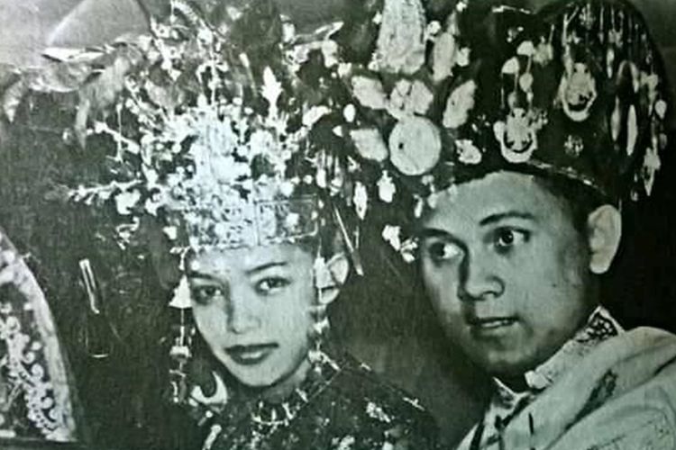 Foto pasangan muda, BJ Habibie-Ainun yang mengenakan busana kebesaran adat Gorontalo (Biliu) pada resepsi pernikahan mereka.