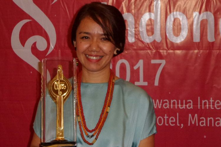 Berkat film Night Bus, Gemalia Gea Geriantina menyabet penghargaan untuk kategori Busana Terbaik Festival Film Indonesia (FFI) 2017 yang digelar di Manado, Sabtu (11/11/2017) malam.