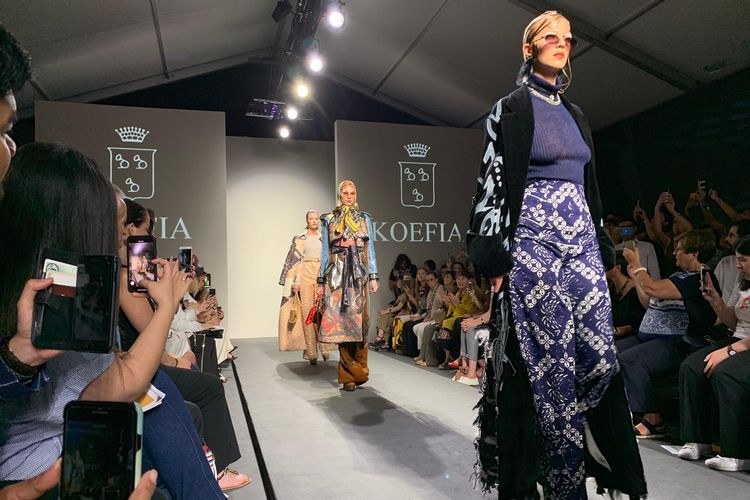 Busana kreasi siswa Akademi Adibusana (Accademia di Alta Moda) KOEFIA ditampilkan pada malam penutupan Pekan Mode Roma (Altaroma-Rome Fashion Week), di Roma, Italia, Minggu (7/7/2019).